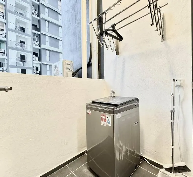 Urban Suites #Walnut 1Br 1Bath Suite #Infinity Pool #3Pax #1Queen 1Single #Quality Well Maintained #Private Host Jelutong Malaysia